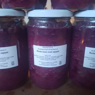 Klaargemaakte rode kool met appel